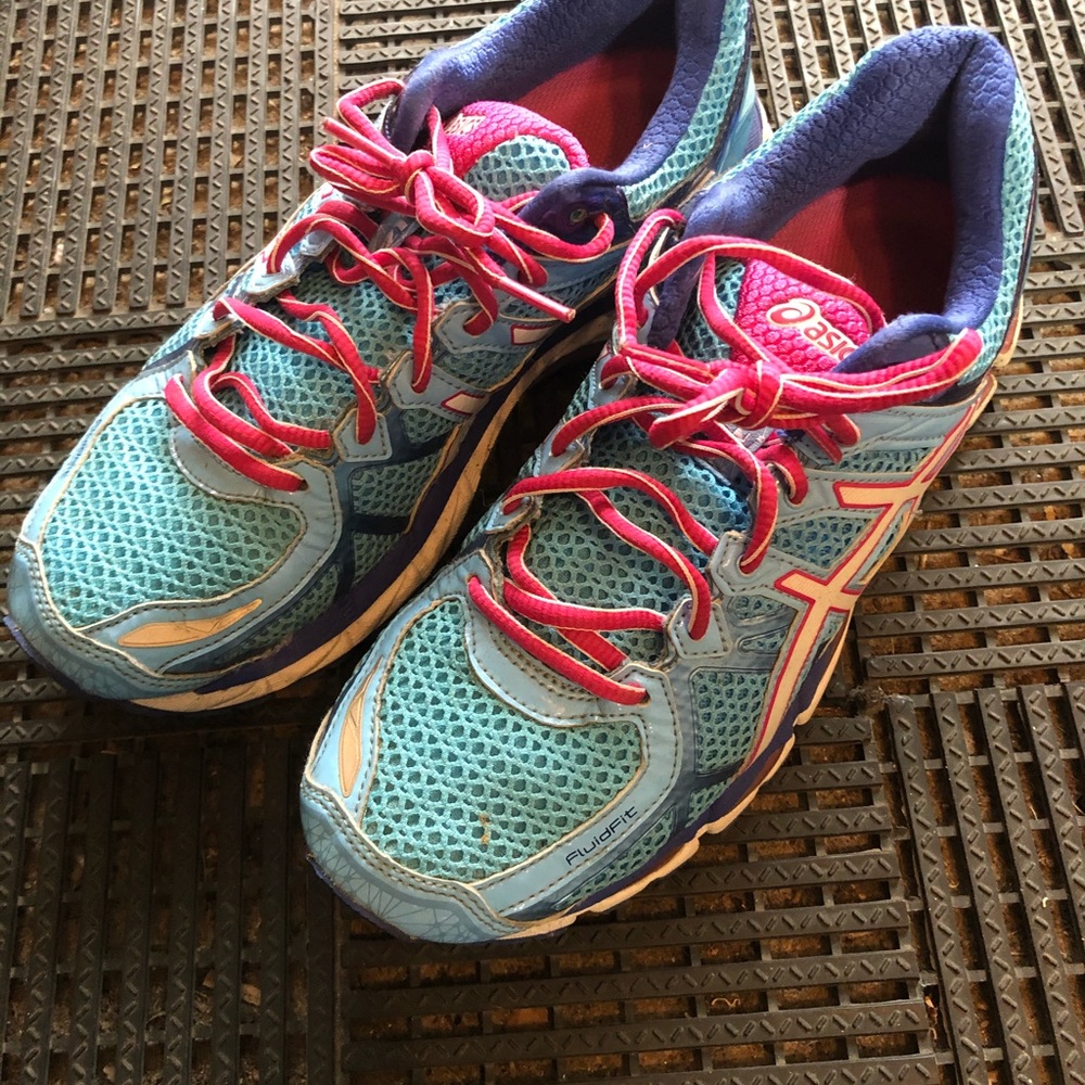 Woman’s ASICS running shoe - Picture 2 of 4